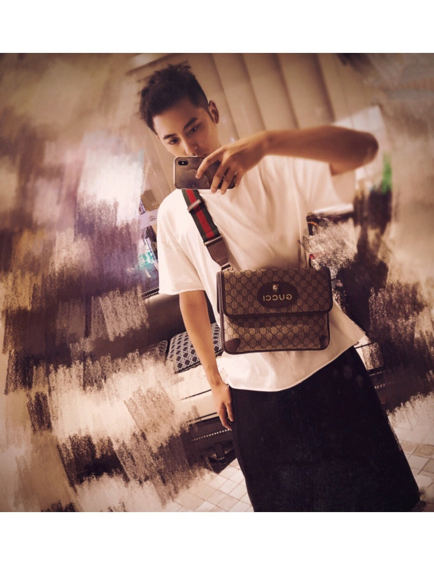 Gucci GG Supreme canvas small messenger bag