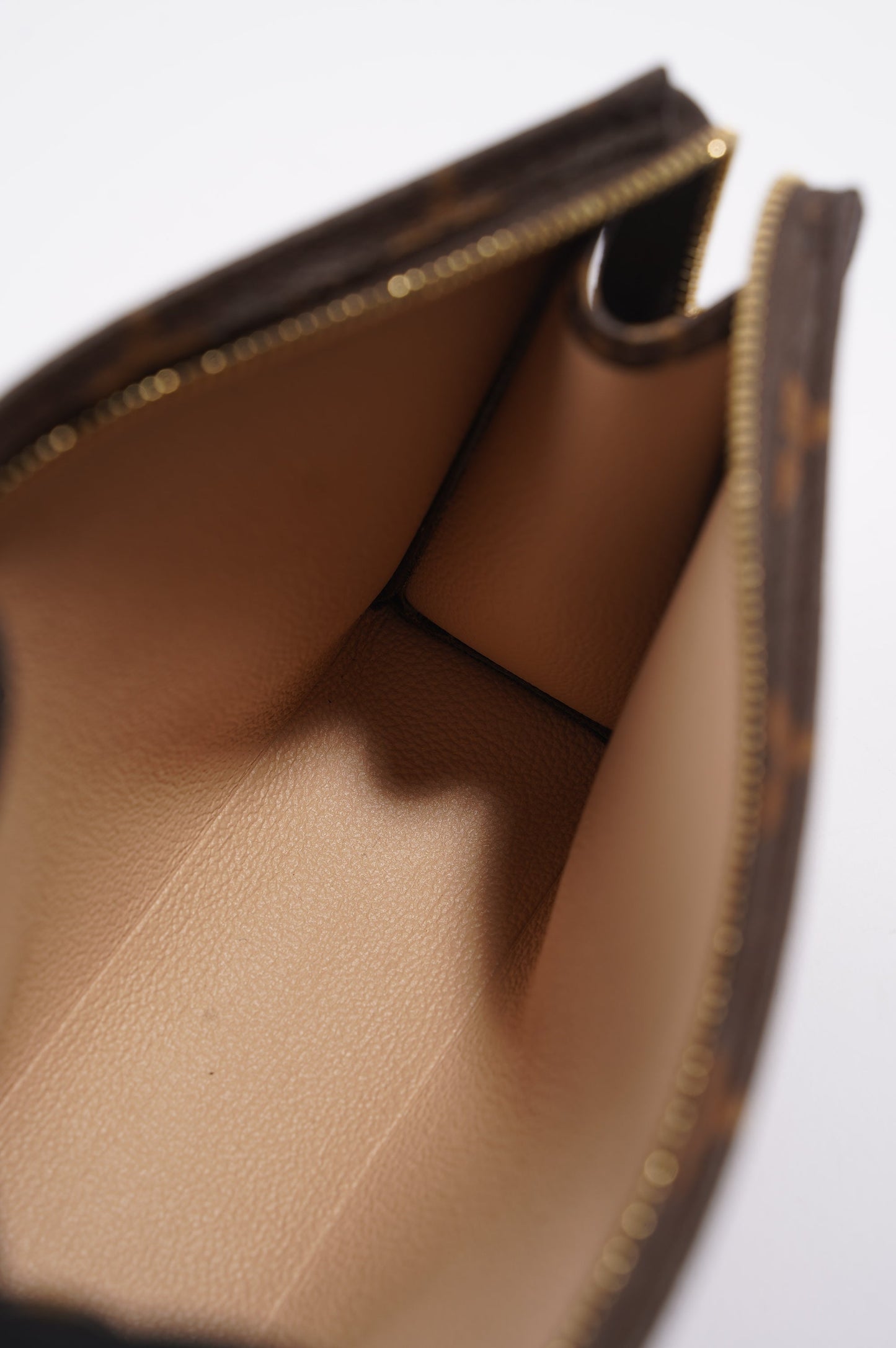 Louis Vuitton Womens Toiletry Monogram 19