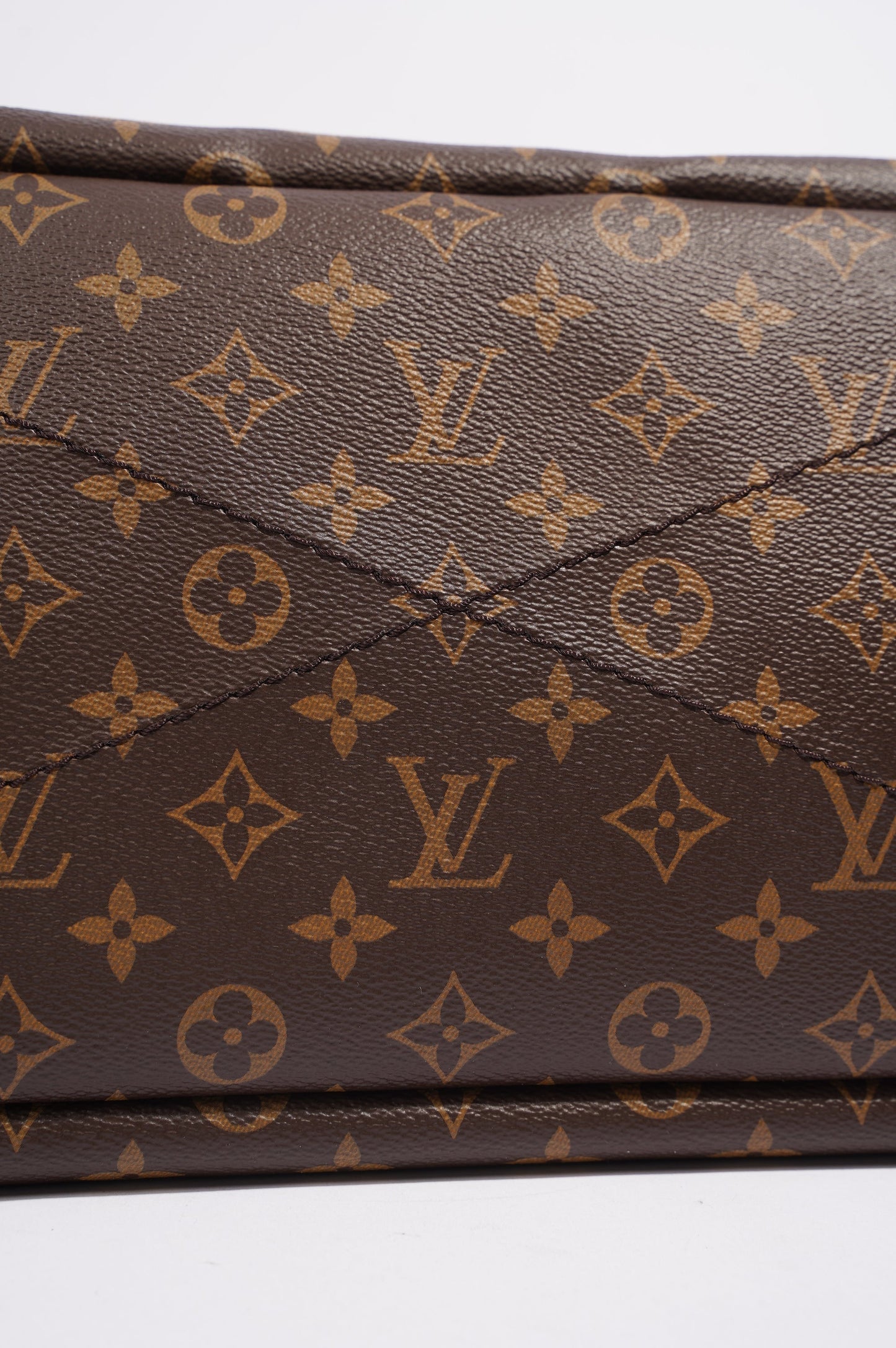Louis Vuitton Womens Artsy Monogram Cream MM