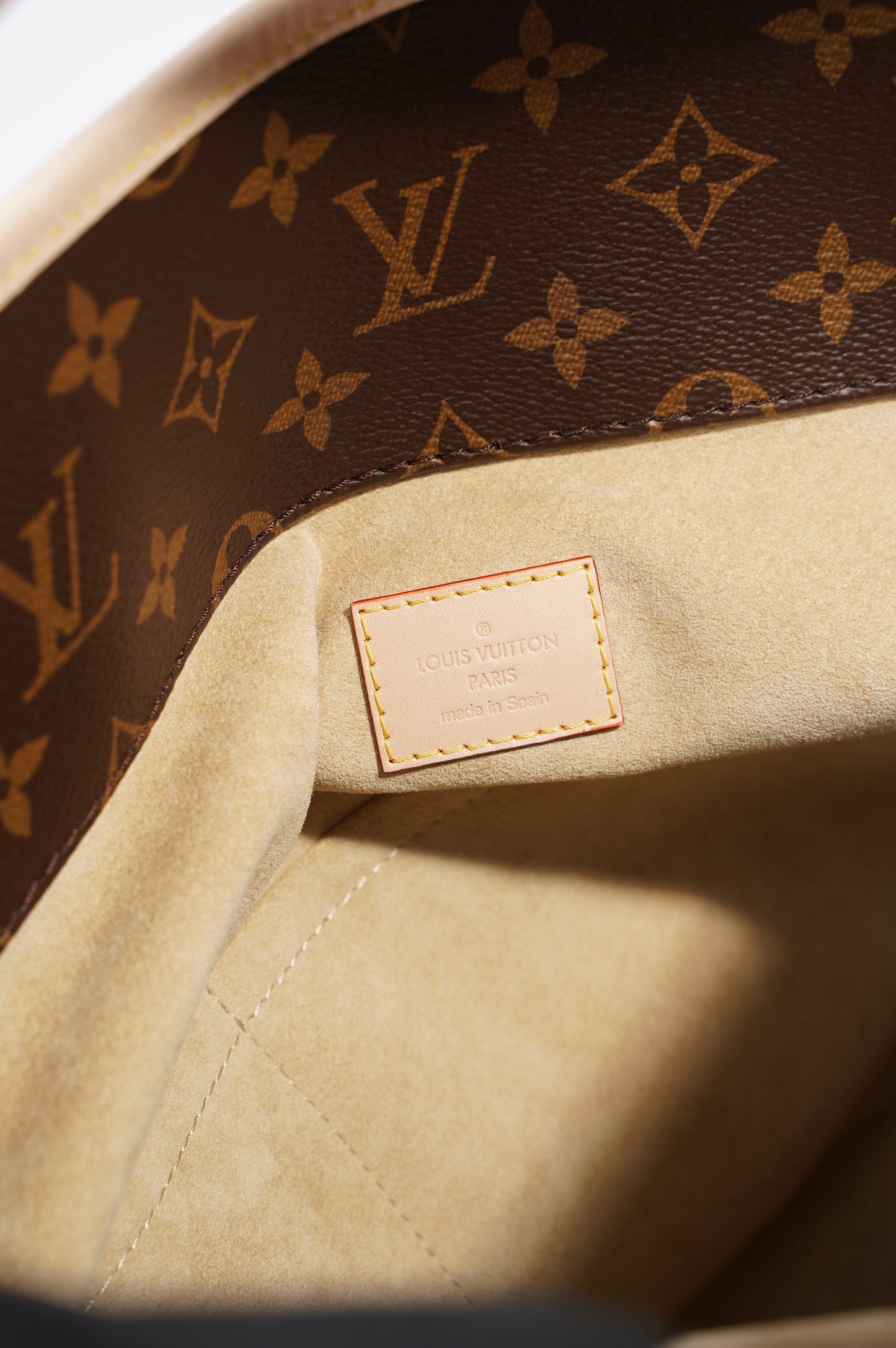 Louis Vuitton Womens Artsy Monogram Cream MM