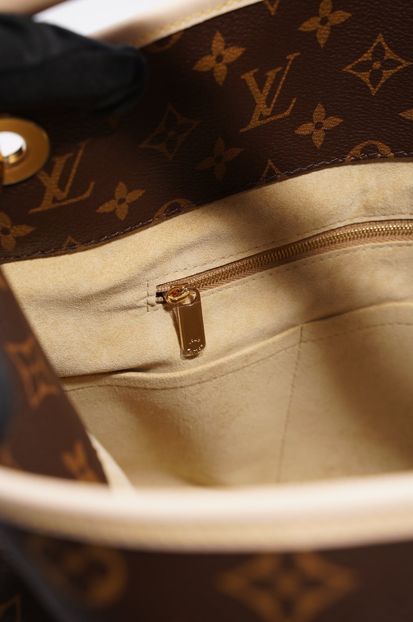 Louis Vuitton Womens Artsy Monogram Cream MM