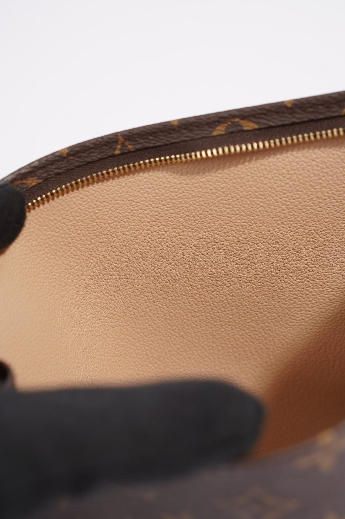 Louis Vuitton Womens Toiletry Monogram 26