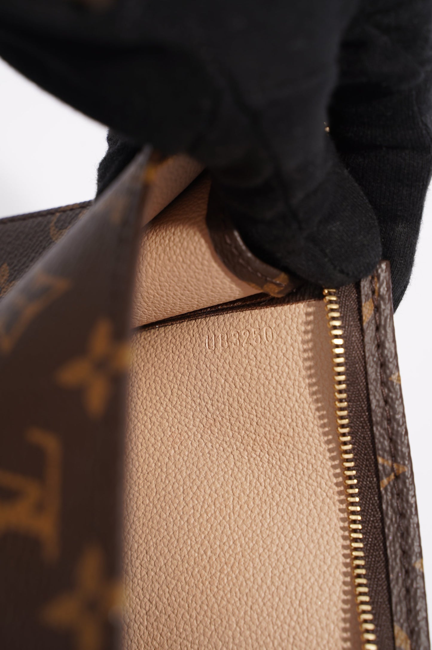 Louis Vuitton Womens Toiletry Monogram 26