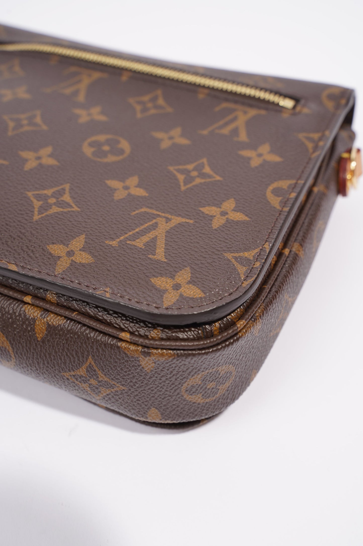 Louis Vuitton Womens Pochette Metis Monogram Canvas