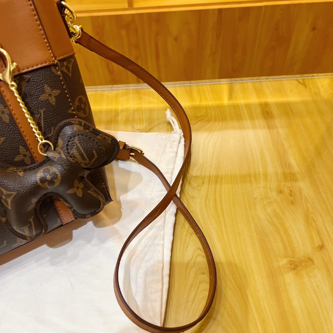 Louis Vuitton ( Christian dior, MCM , Coach , Gucci ) handbags