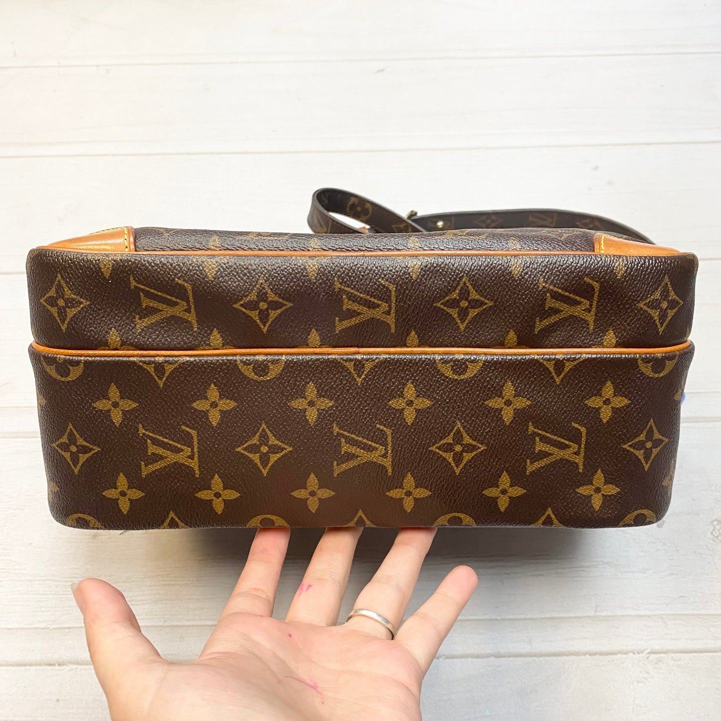Crossbody Luxury Designer By Louis Vuitton  Size: Large