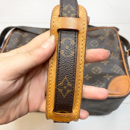 Crossbody Luxury Designer By Louis Vuitton  Size: Large
