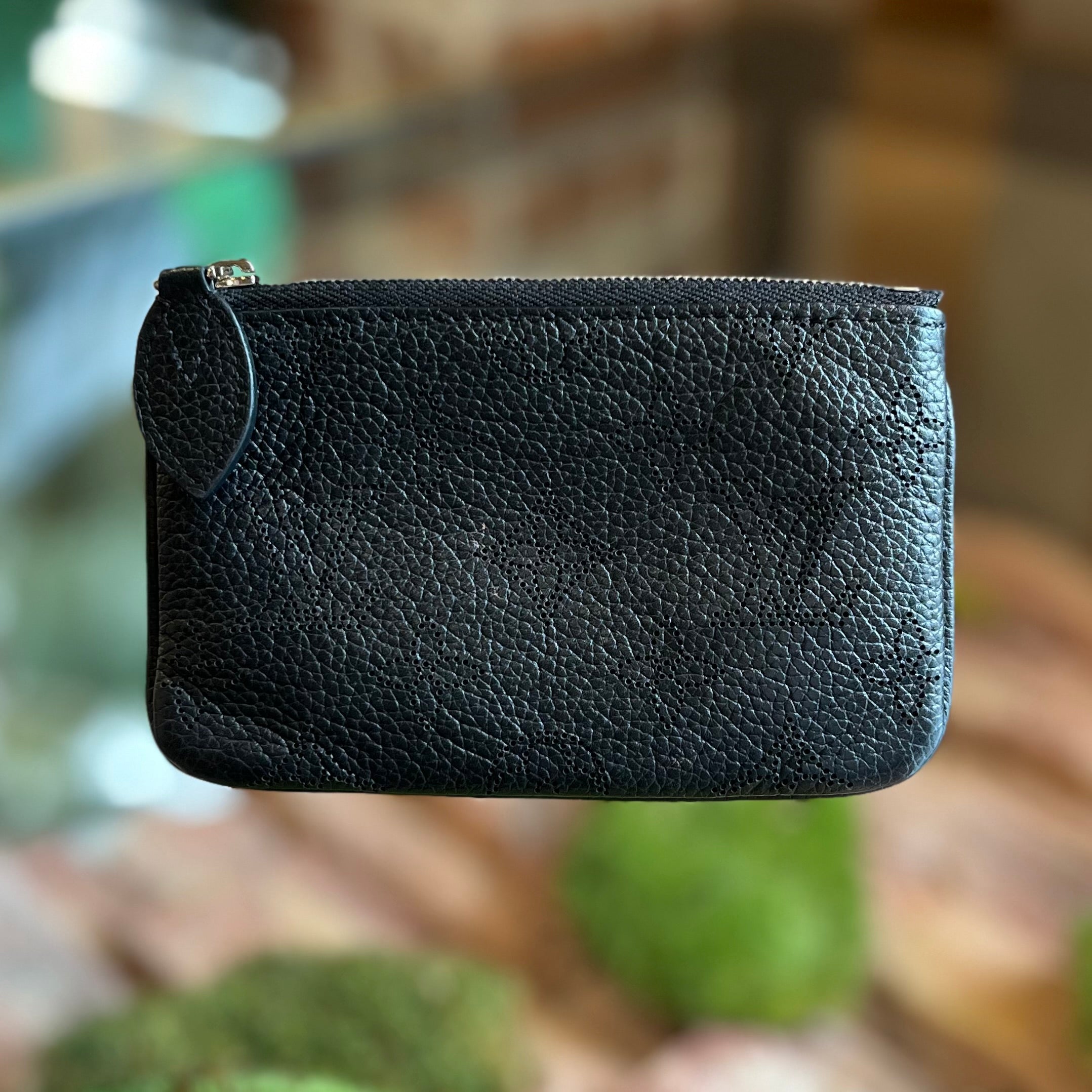LOUIS VUITTON Black Mahina Key Pouch – Franco Shops