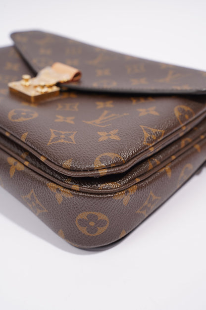 Louis Vuitton Womens Pochette Metis Monogram Canvas